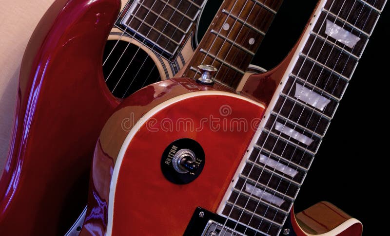 Acustico elettrico di serie della chitarra di HD isolato fotografie stock libere da diritti Acustico elettrico di serie della chitarra di HD isolato fotografie stock libere da diritti