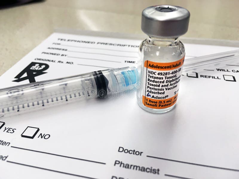 Adacel vaccin på receptblocket med visaren fotografering för bildbyråer Adacel vaccin på receptblocket med visaren fotografering för bildbyråer