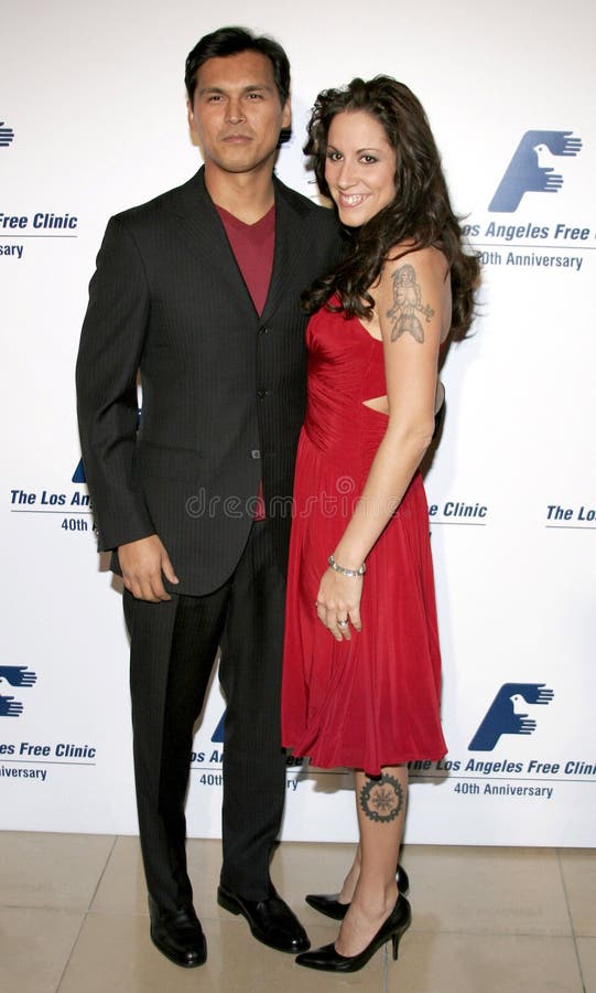Adam Beach e Tara Mason foto de stock editorial. Imagem de premier