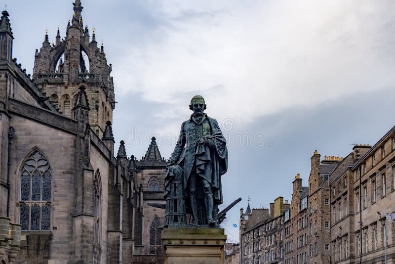 Adam Smith Statue och Sts Giles domkyrka, Edinburg, Förenade kungariket arkivbilder Adam Smith Statue och Sts Giles domkyrka, Edinburg, Förenade kungariket arkivbilder