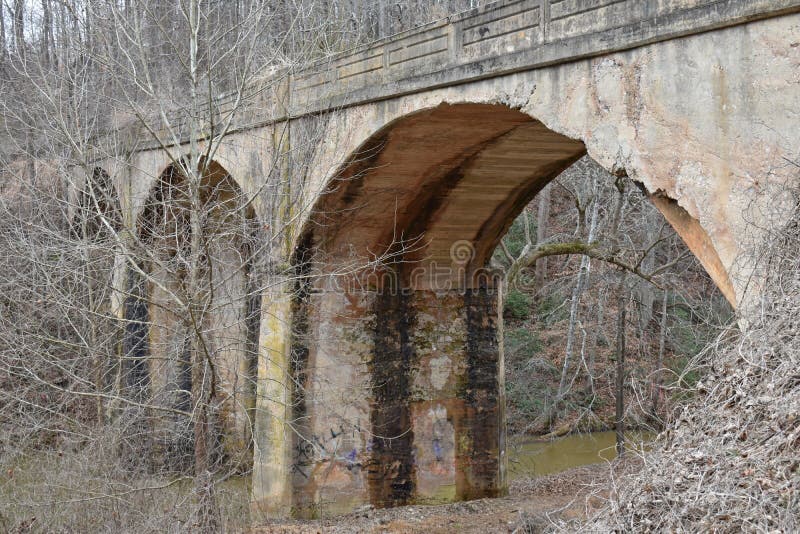 Abbandonato arco ponte rurale Sud è un raffigurato.