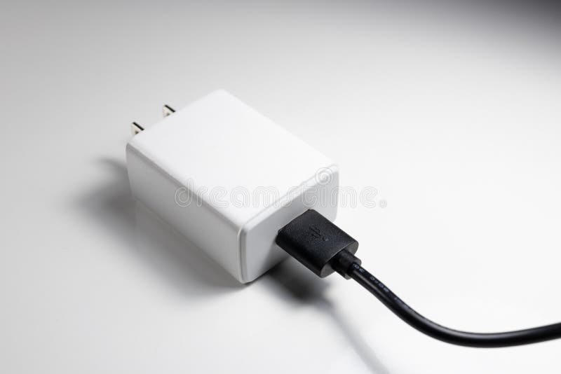 Adaptador Eléctrico Al Puerto USB Cabeza Cargador Universal Para Cargador  De Teléfono Celular Aislado En Blanco Fotos, retratos, imágenes y  fotografía de archivo libres de derecho. Image 47720535