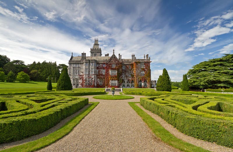 Adare manor in red ivy royalty free stock photos
