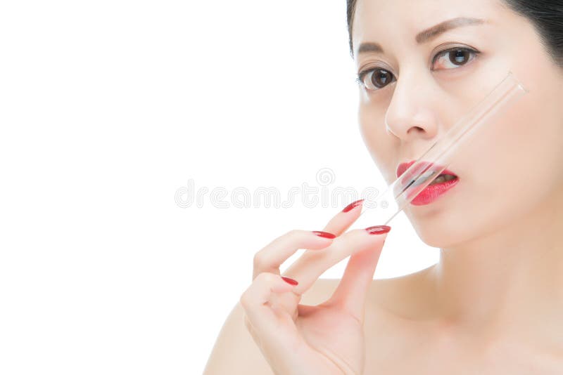 Adatti a donna il chiodo rosso delle labbra e baci il tubo del laboratorio di chimica immagine stock Adatti a donna il chiodo rosso delle labbra e baci il tubo del laboratorio di chimica immagine stock