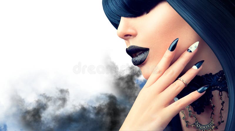Adatti a Halloween la ragazza di modello con l'acconciatura, il trucco ed il manicure neri gotici fotografia stock Adatti a Halloween la ragazza di modello con l'acconciatura, il trucco ed il manicure neri gotici fotografia stock