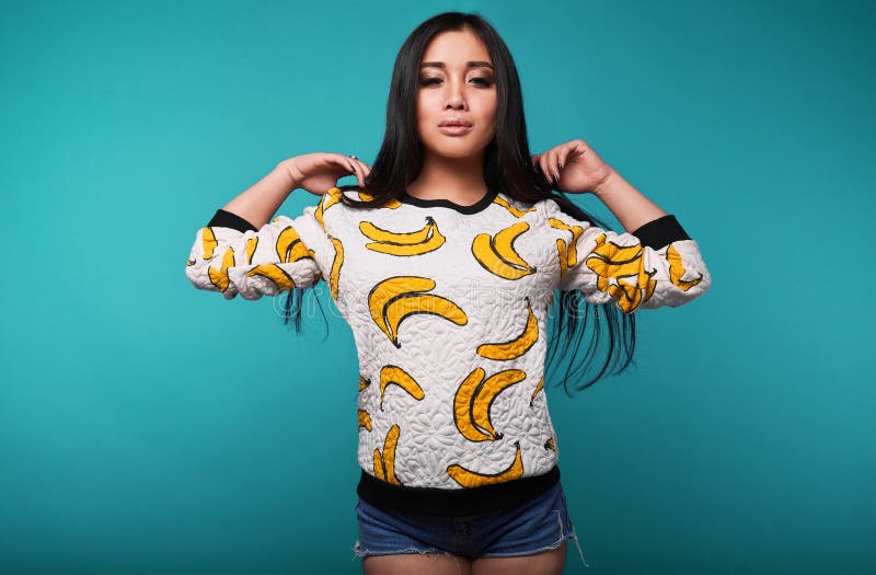 Adatti il ritratto dello swag di bella donna asiatica elegante immagine stock libera da diritti Adatti il ritratto dello swag di bella donna asiatica elegante immagine stock libera da diritti