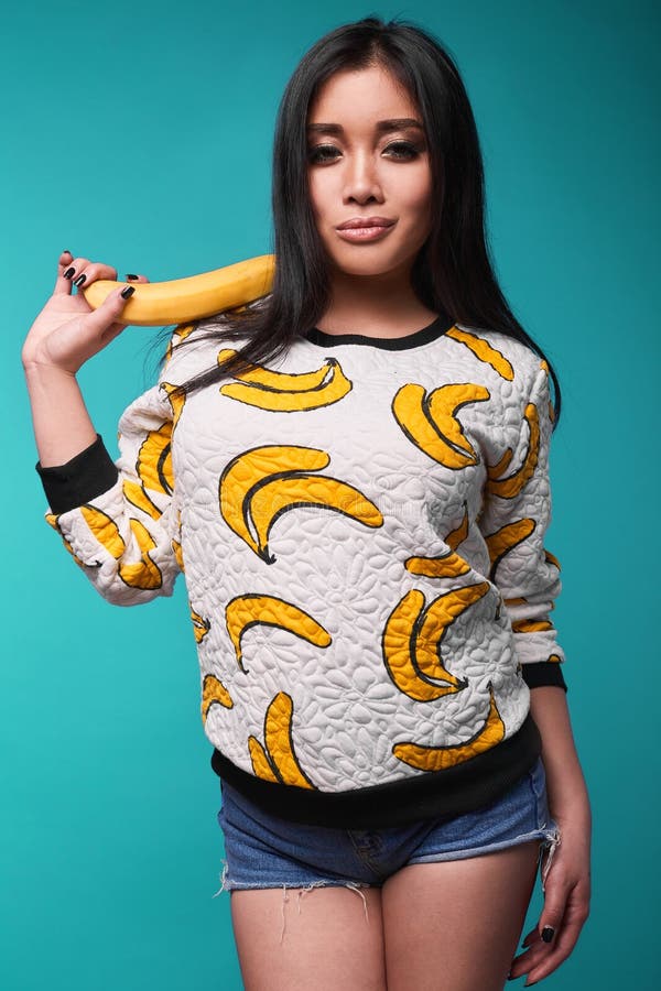 Adatti il ritratto dello swag di bella donna asiatica elegante immagine stock libera da diritti Adatti il ritratto dello swag di bella donna asiatica elegante immagine stock libera da diritti