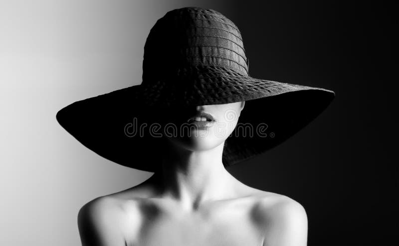 Adatti il ritratto di bella donna in cappello nero Contrasto in bianco e nero