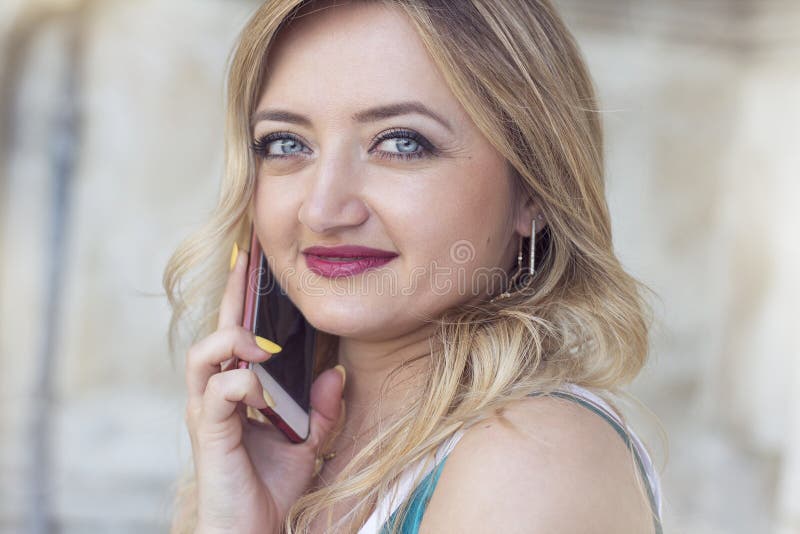 Adatti il ritratto di giovane bella donna che parla sul telefono cellulare fotografia stock libera da diritti Adatti il ritratto di giovane bella donna che parla sul telefono cellulare fotografia stock libera da diritti