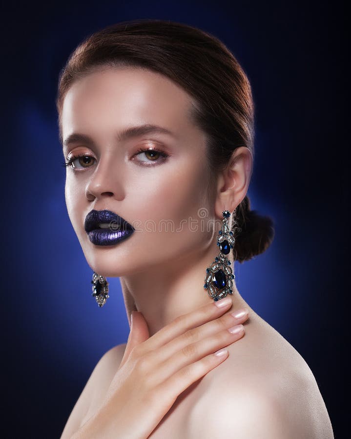 Adatti il ritratto di giovane bella donna con gioielli Trucco perfetto Orli blu fotografia stock Adatti il ritratto di giovane bella donna con gioielli Trucco perfetto Orli blu fotografia stock