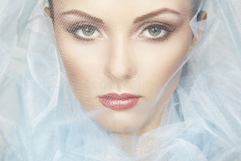 Adatti la foto di belle donne sotto il velare blu fotografia stock libera da diritti Adatti la foto di belle donne sotto il velare blu fotografia stock libera da diritti