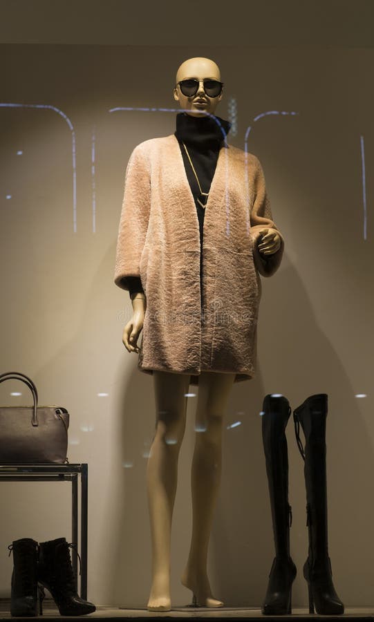 Adatti la vetrina del boutique con il manichino, la finestra di vendita del deposito, finestra di negozio di vestiti della donna immagine stock Adatti la vetrina del boutique con il manichino, la finestra di vendita del deposito, finestra di negozio di vestiti della donna immagine stock