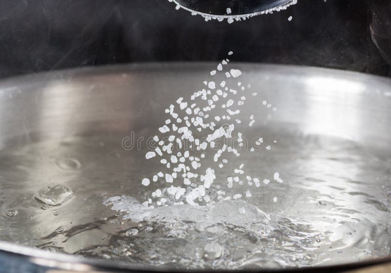 Кипящая соль. Соль с водой кипит. Кипение воды. Бурление воды. Кипящая вода.