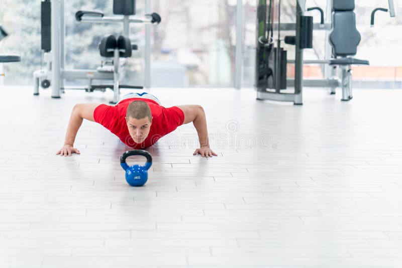 Addestramento del giovane con il kettlebell immagine stock Addestramento del giovane con il kettlebell immagine stock