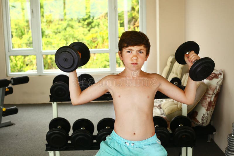 addestramento del ragazzo con le teste di legno in palestra immagine stock addestramento del ragazzo con le teste di legno in palestra immagine stock