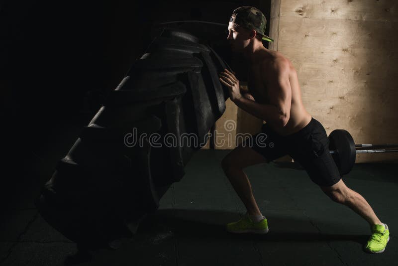 Addestramento di Crossfit - uomo che lancia gomma immagini stock libere da diritti Addestramento di Crossfit - uomo che lancia gomma immagini stock libere da diritti