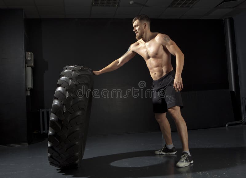 Addestramento di Crossfit - uomo che lancia gomma immagini stock Addestramento di Crossfit - uomo che lancia gomma immagini stock