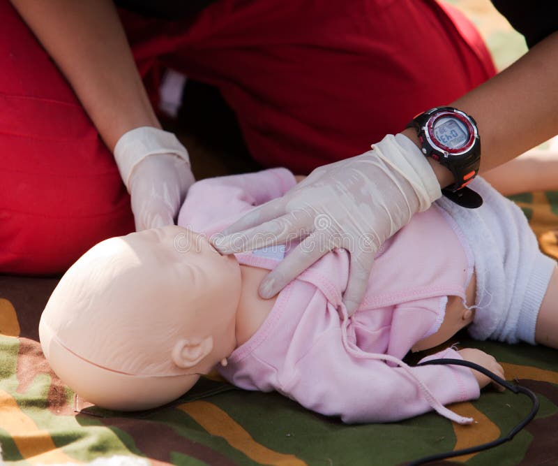 Addestramento infantile del pronto soccorso del manichino fotografie stock libere da diritti Addestramento infantile del pronto soccorso del manichino fotografie stock libere da diritti