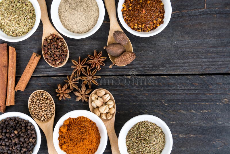 additives rzucać kulą kolorowych ziele naturalne wielkościowe pikantność pionowo obraz royalty free additives rzucać kulą kolorowych ziele naturalne wielkościowe pikantność pionowo obraz royalty free