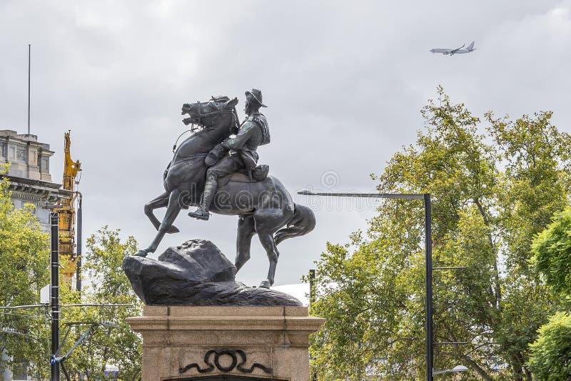 Adelaides südafrikanisch oder Burenkrieg-Denkmalmonuments mit einem Passagierflugzeug im Hintergrund, Süd-Australien stockfotos Adelaides südafrikanisch oder Burenkrieg-Denkmalmonuments mit einem Passagierflugzeug im Hintergrund, Süd-Australien stockfotos