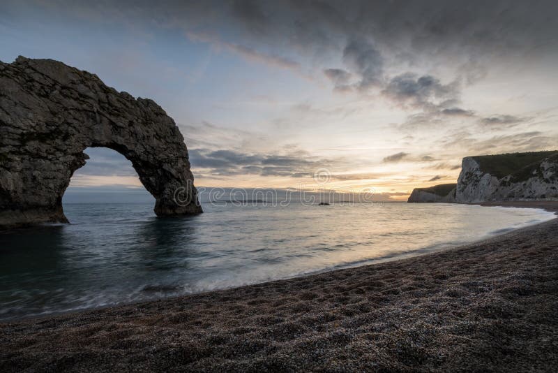 Adembenemende foto van de kust van de Durdle Deur in Lulworth, Dorset tijdens zonsondergang stock afbeeldingen Adembenemende foto van de kust van de Durdle Deur in Lulworth, Dorset tijdens zonsondergang stock afbeeldingen