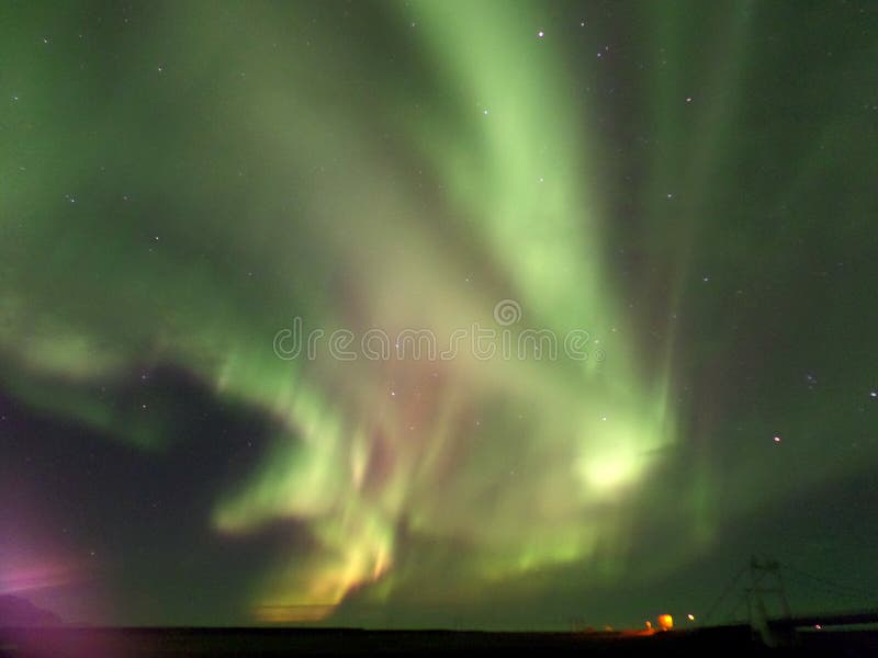 Adembenemende groene en roze Aurora Borealis die op de nachthemel opvlammen stock foto's Adembenemende groene en roze Aurora Borealis die op de nachthemel opvlammen stock foto's