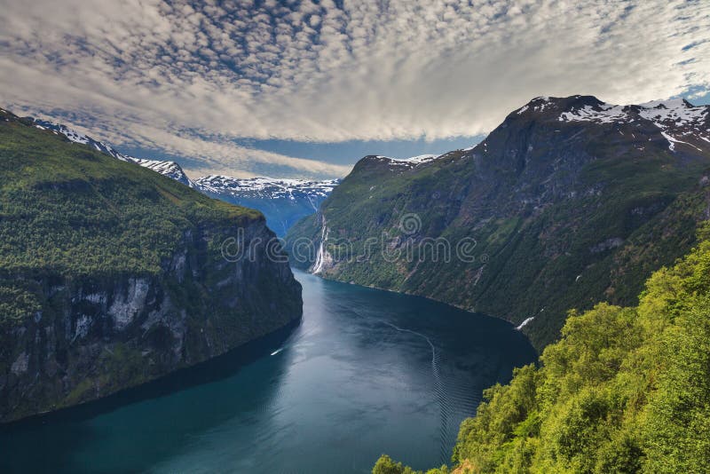 Adembenemende mening van Sunnylvsfjorden-fjord dichtbij Geiranger-dorp in westelijk Noorwegen stock afbeelding Adembenemende mening van Sunnylvsfjorden-fjord dichtbij Geiranger-dorp in westelijk Noorwegen stock afbeelding