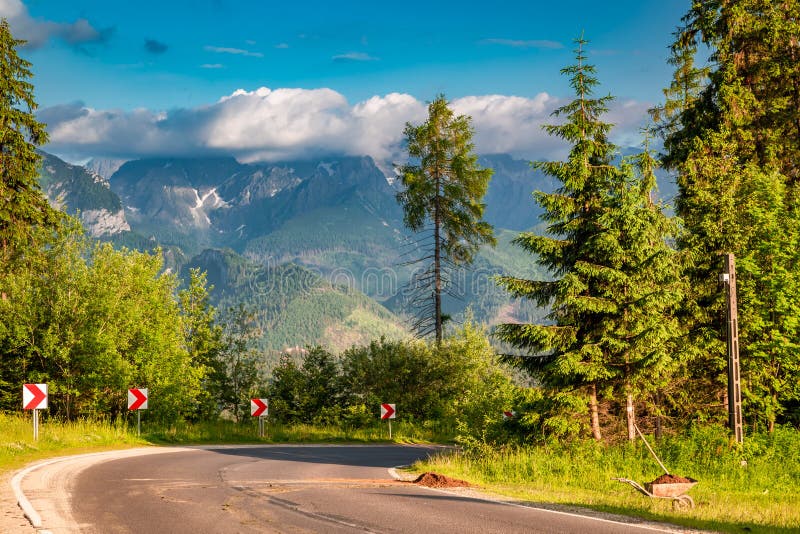 Adembenemende weg aan Tatra-bergen bij zonsondergang in Polen royalty-vrije stock foto's Adembenemende weg aan Tatra-bergen bij zonsondergang in Polen royalty-vrije stock foto's