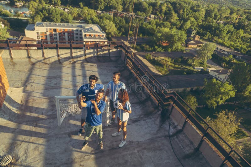 Dois Jogadores De Futebol Correndo E Dando Pontapés. Jogadores De Futebol  Adultos Competem No Jogo De Futebol Foto de Stock - Imagem de verde, duelo:  211382810