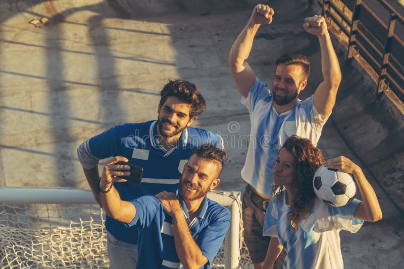 Grupo De Jogadores De Futebol Correndo E Dando Pontapés No Jogo Da Liga.  Jogadores De Futebol Adultos Competem No Futebol Foto de Stock - Imagem de  jogador, duelo: 217889788