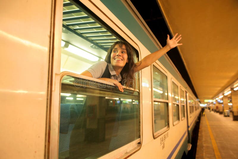 Вагон вошла она улыбнулась из окна. Человек выглядывает из окна поезда. Машет рукой из поезда. Девушка высунулась из поезда. Девушка выглядывает из поезда.