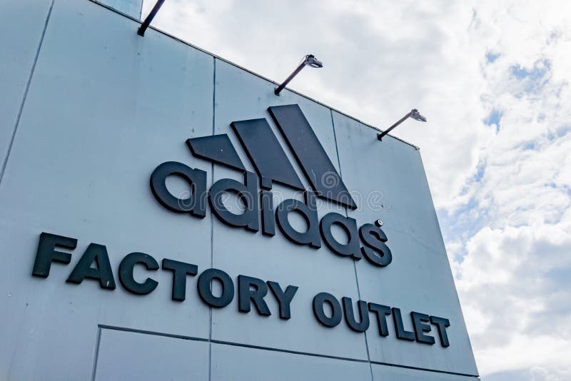 Adidas-Fabrieksafzet Teken Tegen De Redactionele Foto Image of gevel, kopenhagen:
