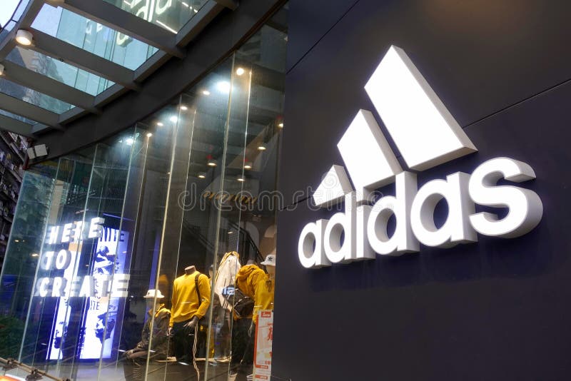 Cubo Permanentemente Prevalecer Adidas Logo Deportivo Tienda Al Por Menor Ventana Frontal Fotografía  editorial - Imagen de calzado, arte: 207569097