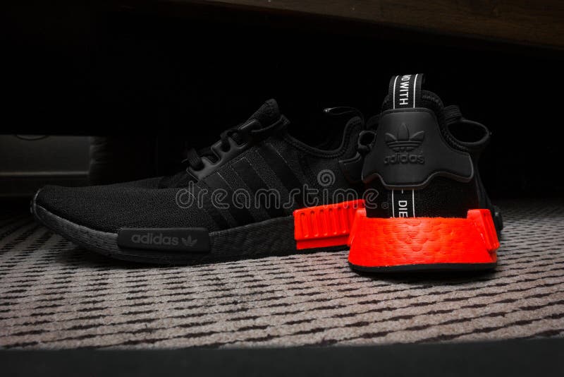 Adidas Nmd运动鞋 采用ultra Boost技术 全黑 带红色口音 运动鞋编辑类库存照片 图片包括有 160207508