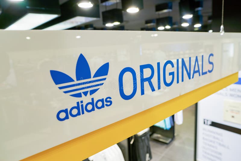 Adidas Fabryczny Ujście Znak Przeciw Niebu Zdjęcie Stock Editorial Obraz złożonej z reklama, logo: 93297223