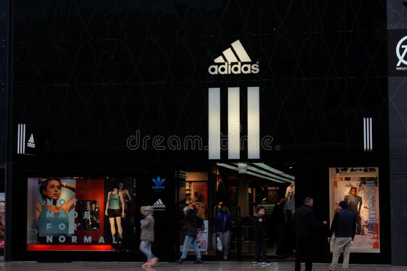 Adidas shoppar logo i Frankfurt arkivfoto Adidas shoppar logo i Frankfurt arkivfoto