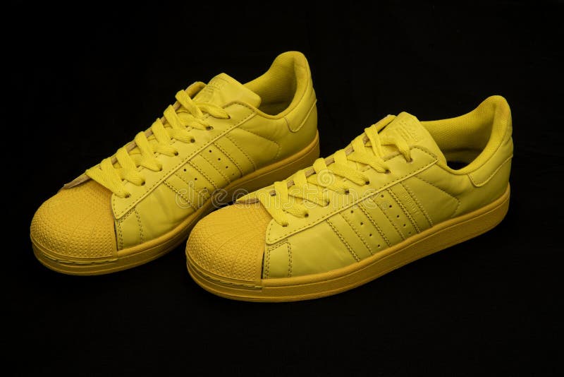Adidas Superstar Pharrell Image stock éditorial - Image du chaussures, sportif: