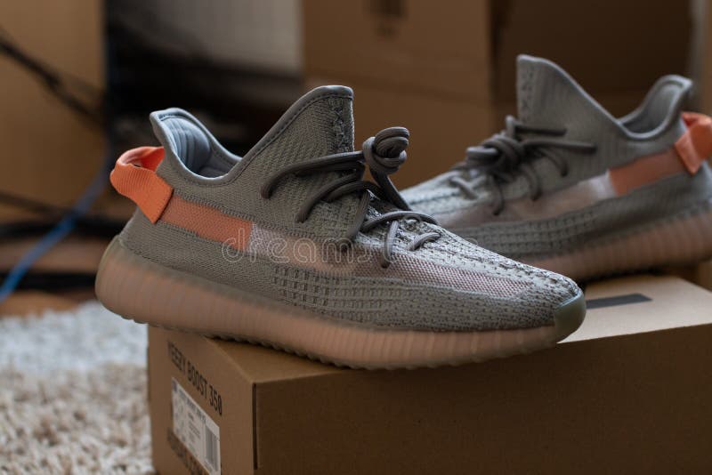 Adidas Yeezy zwiększenia 350 V2 trfrm prawdziwa formularzowa pozycja na 350 kartonie Uwalniający na Marzec 16, 2019 zdjęcie royalty free Adidas Yeezy zwiększenia 350 V2 trfrm prawdziwa formularzowa pozycja na 350 kartonie Uwalniający na Marzec 16, 2019 zdjęcie royalty free