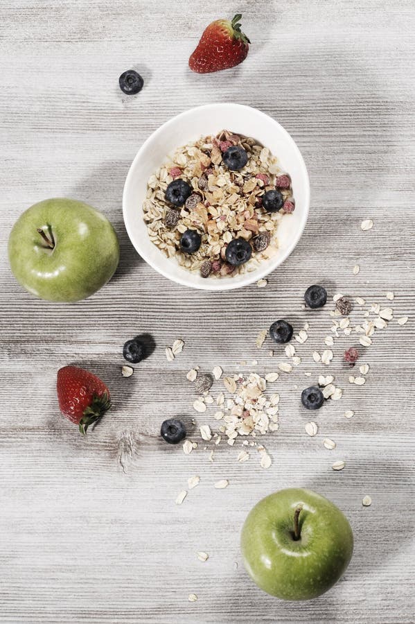Adiete el desayuno de la pérdida de peso, concepto sano de la vida con el muesli hecho casero con las frutas frescas fotografía de archivo Adiete el desayuno de la pérdida de peso, concepto sano de la vida con el muesli hecho casero con las frutas frescas fotografía de archivo