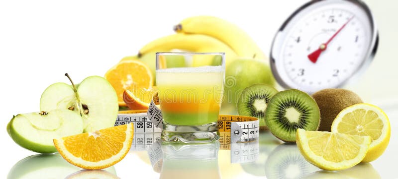 Adiete las vitaminas del concepto de la comida mezcló el jugo de fruta multi