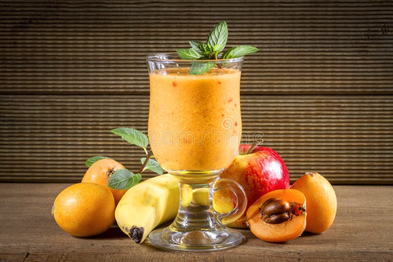 Adiete los smoothies de loquats, de plátanos y de manzanas imagenes de archivo Adiete los smoothies de loquats, de plátanos y de manzanas imagenes de archivo