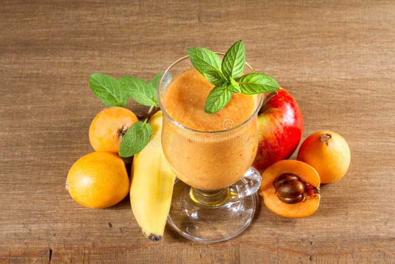 Adiete los smoothies de loquats, de plátanos y de manzanas foto de archivo Adiete los smoothies de loquats, de plátanos y de manzanas foto de archivo