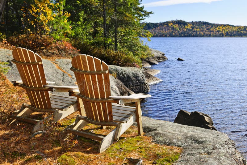 Adirondack krzeseł jeziorny brzeg