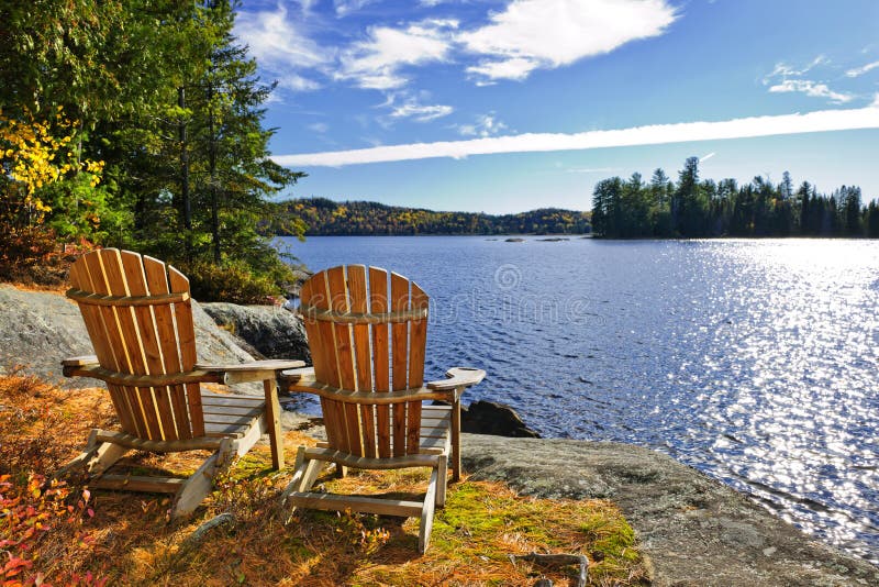 Adirondack Stühle am Seeufer