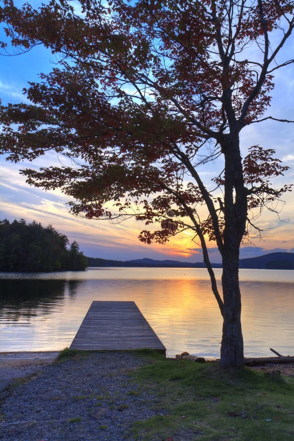 Adirondacks-Dock-Sonnenuntergang lizenzfreie stockbilder Adirondacks-Dock-Sonnenuntergang lizenzfreie stockbilder
