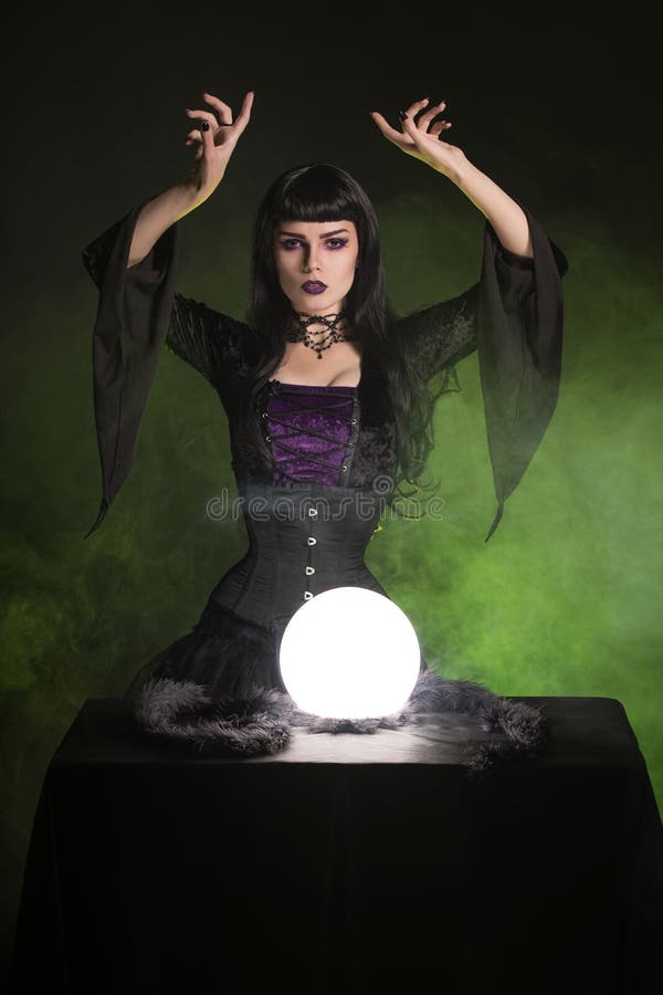 Adivino hermoso que lleva el equipo gótico del estilo, Halloween fotografía de archivo Adivino hermoso que lleva el equipo gótico del estilo, Halloween fotografía de archivo