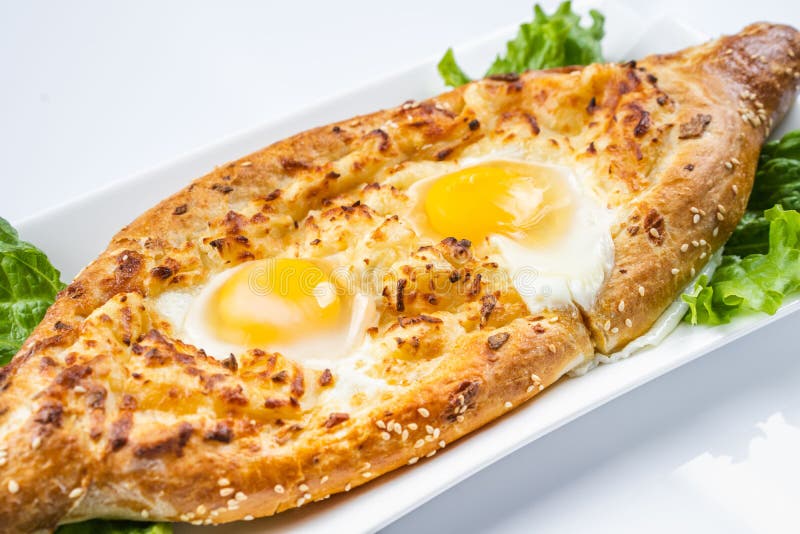 ?adjarian?Khachapuri 开放饼用无盐干酪和鸡蛋 格鲁吉亚烹调 库存图片 ?adjarian?Khachapuri 开放饼用无盐干酪和鸡蛋 格鲁吉亚烹调 库存图片