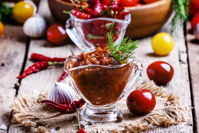Adjika - salsa piccante armena tradizionale dai pomodori, pe della campana fotografie stock libere da diritti Adjika - salsa piccante armena tradizionale dai pomodori, pe della campana fotografie stock libere da diritti