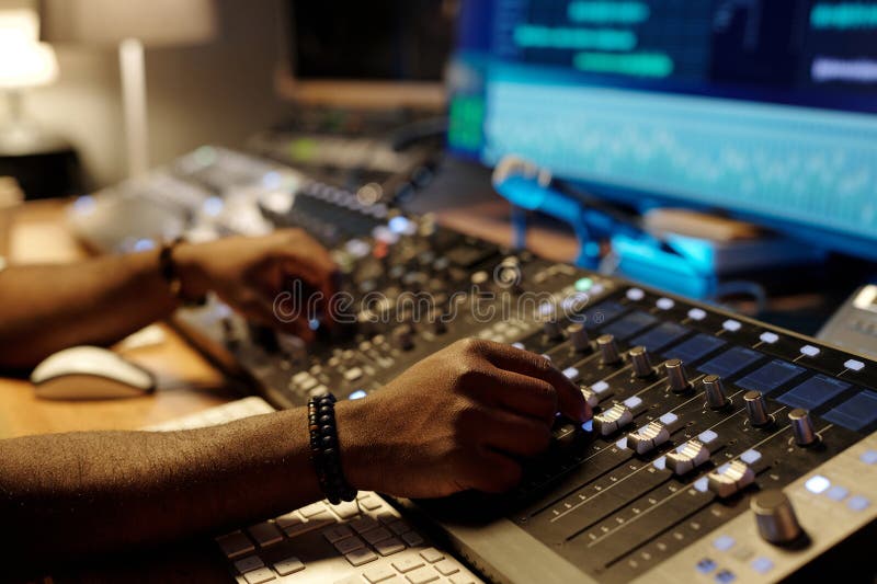 Ajustarea nivelurilor audio pe consola de amestecare profesională royalty free stock photography