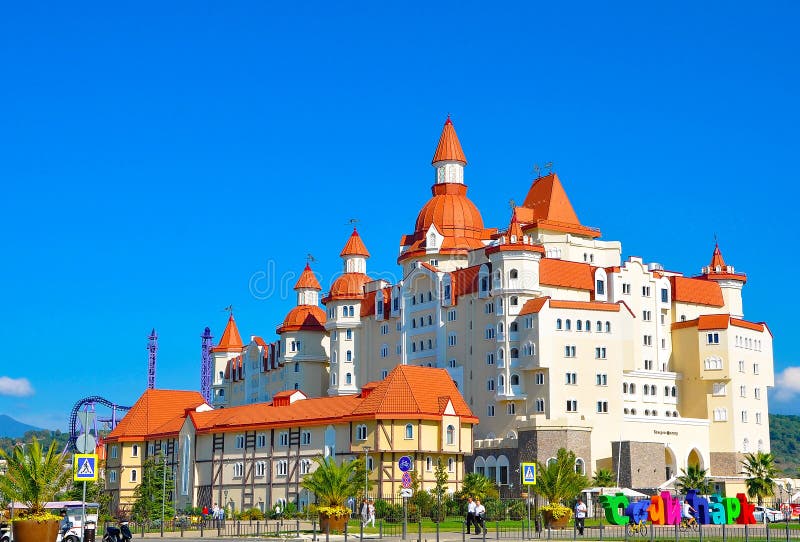Adler Ryssland - Oktober 2, 2018-Hotel i stilen av den medeltida slotten Bogatyr i Sochi parkerar royaltyfri fotografi Adler Ryssland - Oktober 2, 2018-Hotel i stilen av den medeltida slotten Bogatyr i Sochi parkerar royaltyfri fotografi